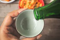 “Es aterrador verlo en números”... Si bebes alcohol durante 35 años, ¿así es como se daña tu cerebro?