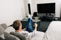 Reducir solo 1 hora de ver televisión disminuye el riesgo de depresión en la mediana edad en un 43%