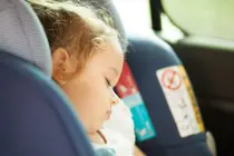 Cuidado con el síndrome del bebé sacudido en bebés que viajan largas distancias