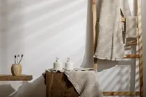 Quels sont les 4 objets inattendus à mettre dans les toilettes qui sont dangereux ?