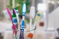 « À quelle fréquence faut-il remplacer sa brosse à dents ? »… Un microbiologiste met fin au débat.