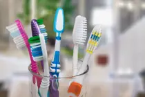“Fin de la controversia sobre la frecuencia de cambio del cepillo de dientes”… ¿Cuál es el momento adecuado para cambiarlo según un microbiólogo?