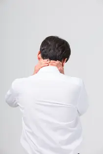 Liệt tứ chi chỉ sau một va chạm nhẹ?: “Vôi hóa dây chằng dọc sau” gây chèn ép tủy sống