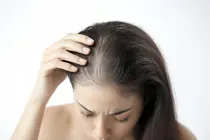 تساقط الشعر يزداد مع تقدم النساء في العمر: 3 أسباب رئيسية