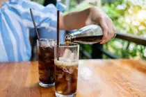 甘い飲み物は女性に危険：50歳未満の大腸癌リスクが2倍