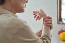 Что делать с шишкой на запястье? Когда обязательно нужно лечить