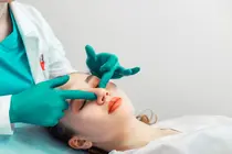 « Évitez les établissements qui utilisent du cartilage costal pour une première rhinoplastie » : une réponse issue de la chirurgie esthétique coréenne