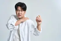 “疼了就该多活动活动？”肩痛硬扛硬练，可能拖成手术