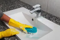 «الخلّ + بيكربونات الصودا» للقضاء على الأوساخ المتغلّطة… هل هو في الحقيقة أسوأ عرض فقاعات؟