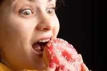 Manger beaucoup de « cet aliment » aussi ? 5 mauvaises habitudes qui accélèrent le vieillissement de la peau