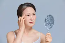 まぶたが何度も下がる…二重にするべき？　眼科教授「『この疾患』を見落とす可能性があります」