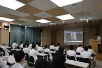 专科医院30多名医生每天清晨准时展开“会诊式讨论”，将手与关节治疗打造成口碑