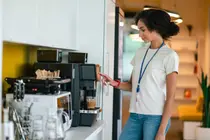 The Morning Smoothie Trap: Why Blending Your Fruit Leaves You Hungry Before Lunch
