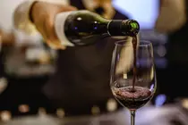 喝葡萄酒差点出糗？这5个常见礼仪错误很多人都踩过