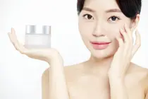 Moisturizer by Morning, Gone by Lunch? The Real Lifespan of Your Skincare Routine
