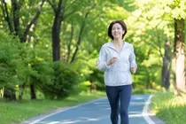 “盲目跑步伤膝盖”？中年人跑步，保护关节要牢记4个原则
