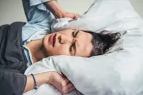 Durasi tidur sama, tetapi mengapa tetap lelah? Suara yang tidak teratur ternyata mengganggu tidur nyenyak