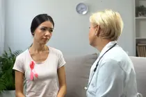 Diagnostic d’un cancer du sein : pourquoi un bras se relâche-t-il d’un seul côté ? Les premiers 3 mois, premiers pièges