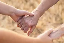 Cầm đũa vụng về hơn, dáng đi bất thường: Không chỉ do teo cơ, cần nghi ngờ đến 