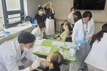 “Mất niềm vui nhai nuốt, sức khỏe toàn thân cũng sụp đổ”: Vì sao các nha sĩ đến tận cơ sở dưỡng lão