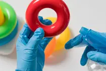 Hygiène à la maison : l’erreur que beaucoup commettent… « Utiliser un désinfectant “comme ça”, c’est peine perdue »