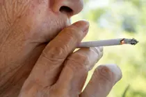 Après un diagnostic de cancer, 4 fumeurs sur 10 continuent⋯chez ceux qui arrêtent, le risque cardiovasculaire baisse de 36 %