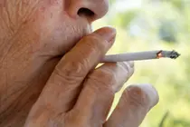 Sau khi chẩn đoán ung thư, 4 trong 10 người vẫn tiếp tục hút thuốc: Người bỏ thuốc giảm 36% nguy cơ tim mạch