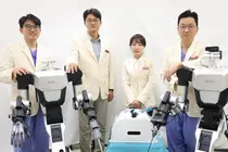 三星首尔医院发布人形手术辅助机器人：“递手术刀”一声指令，两台机器人即可与医生协同手术
