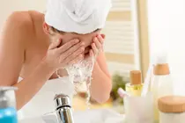 “Cứ phải rít kin kít mới sạch? Da sẽ hỏng”: Xu hướng làm sạch K-beauty khác nhau giữa sáng và tối