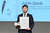 Giáo sư Seok Jun, Khoa Da liễu Bệnh viện Đại học Chung-Ang: người đầu tiên tại Hàn Quốc nhận “LEO Foundation Award”