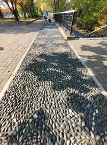 “Usar zapatillas, ir a un café y hacer compras”… ¿Vivir en una ‘zona de zapatillas’ mejora la salud?