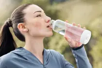 Special Water Chosen by Women in Their 40s and 50s: The Secret to Reversing Skin Age