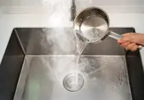 “用沸水消毒水槽？”…如果不停止会产生致命缺陷