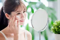 « Faut-il tout appliquer sans réfléchir ? »… Quelles sont les étapes de soin de la peau qui varient selon le type de peau ?