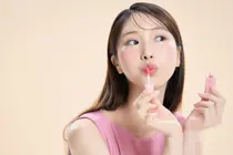 Son dưỡng môi vs Son môi vs Son bóng… Môi vẫn ẩm mượt trong mùa đông? Phải thoa theo ‘trình tự’ này!