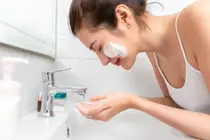 ¿Te desmaquillas por encima y acabas con brotes?… 5 claves para una limpieza del maquillaje que deja la piel más luminosa