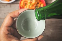 « C'est effrayant quand on le voit en chiffres »... Si on boit de l'alcool pendant 35 ans, comment le cerveau est-il endommagé ?