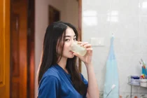 Mode d'emploi du bain de bouche : une désinfection trop fréquente peut aggraver la mauvaise haleine