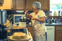 Nếu món ăn của mẹ bỗng nhiên mặn hơn... Đừng nghĩ là đãng trí, đó có thể là “Suy giảm nhận thức nhẹ”