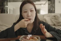 Ce n'est pas une pierre ? Le défi de manger ce 'gel' congelé par Lee Hae-ri... Est-ce le pire pour la glycémie ?