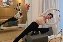 Clara dans la quarantaine, toujours en forme avec des leggings et des abdominaux bien définis... Le secret est le Pilates