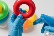 Hygiène à la maison : l’erreur que beaucoup commettent… « Utiliser un désinfectant “comme ça”, c’est peine perdue »