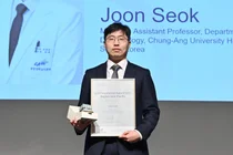 El profesor Seok Jun, del Servicio de Dermatología del Hospital de la Universidad de Chung-Ang, recibe el primer «LEO Foundation Award» concedido en Corea