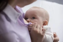 ¿Debería amamantar o no...? ¿Este 'síntoma' de las madres reduce significativamente el riesgo?