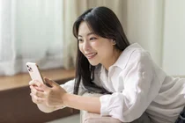 ¿El smartphone determina la 'edad de la piel'?... ¿Solo evitando esta postura se puede parecer más joven?