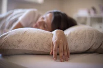 ¿Almohada alta vs almohada baja... para tener un rostro juvenil, ¿deberías cambiar la 'altura'?
