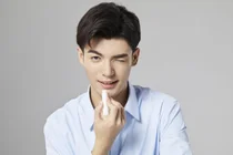 « Où est le problème des lèvres gercées pour les hommes et les femmes ? »... Voici pourquoi les hommes doivent absolument emporter un « baume à lèvres » cet hiver