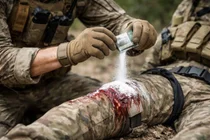 Un hémostatique qui arrête le saignement en une seconde lorsqu'il est pulvérisé... Développé avec la participation d'un lieutenant-colonel en service actif