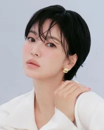 At 45, Song Hye-kyo’s Bold Pixie Cut Redefines 