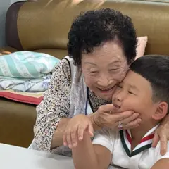 “Cứ đến thứ Tư là tôi lại chăm chút ăn mặc hơn”: Ngày bọn trẻ đến, nhà sinh hoạt người cao tuổi khác hẳn [Hiện trường]